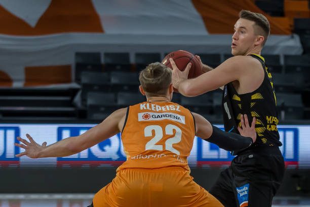 首轮淘汰赛 首轮淘汰赛